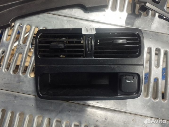 Дефлектор воздушный салона с вещевым отделением