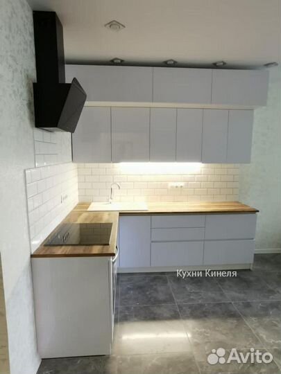 Двухуровневая белая кухня