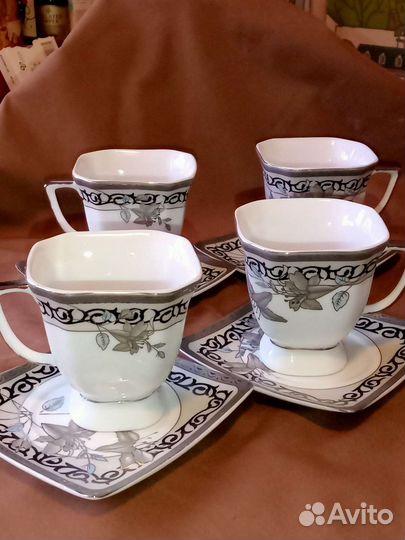 Чашечки и набор ложек и стаканы