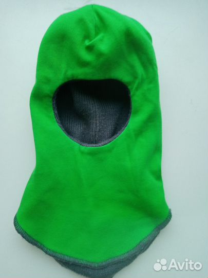 Шапка-шлем с помпонами