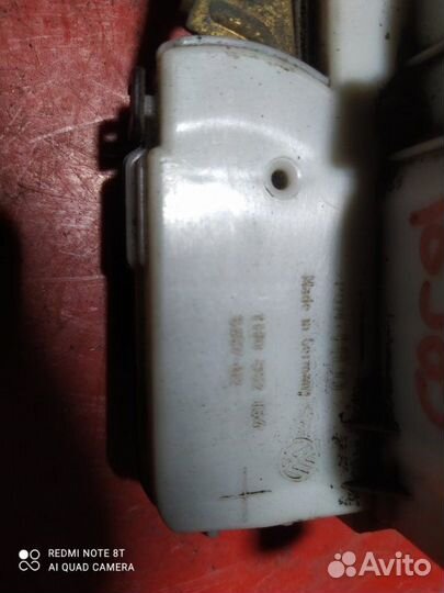 Замок двери передний правый Volkswagen Vento