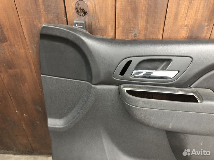 Обшивка передней правой двери Chevrolet Tahoe III