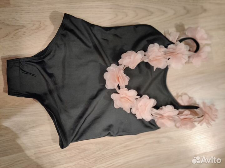 Купальник слитный с цветами для девочки