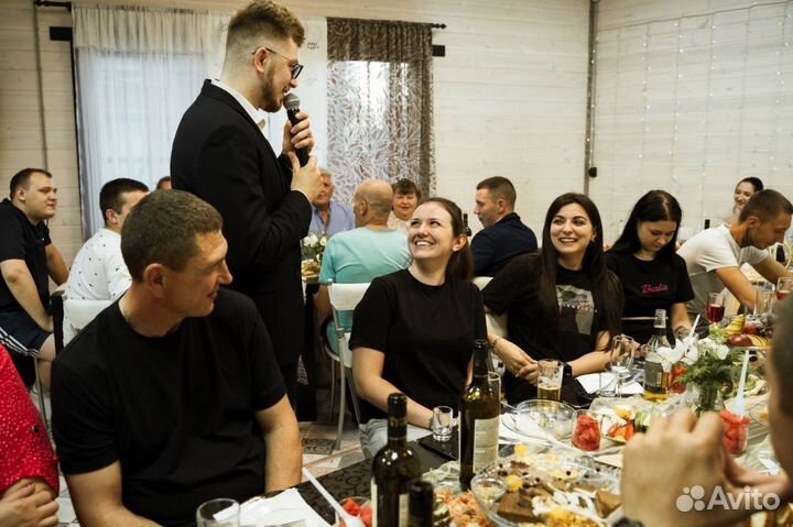 Ведущий Александр Дик