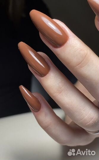 Мастер -маникюра на красном