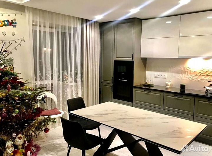 Прямая в потолок кухня на заказ