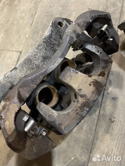 Суппорт тормозной передний Lexus RX 350 3