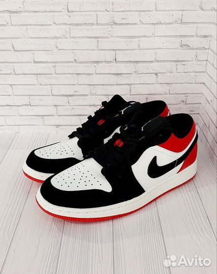 Кроссовки Nike Air Jordan 1 Low Black Toe Lux