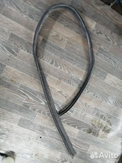 Уплотнитель кузова левый Renault logan 1