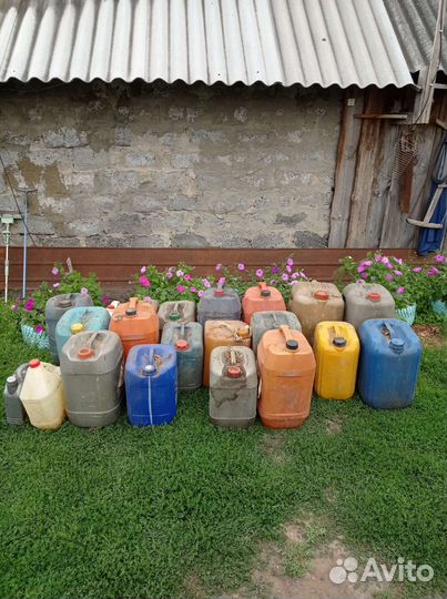 Канистры пластиковые бу 50литров для бензина