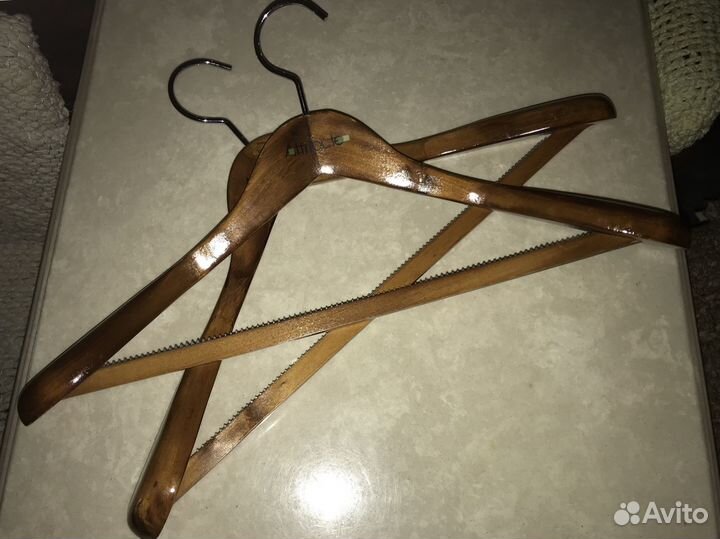 Деревянная вешалка для одежды
