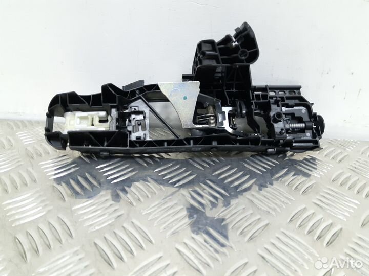 Б/У Кронштейн ручки двери передзад левой#002