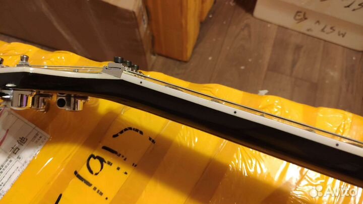 Реплика Gibson Flying-v silverburst