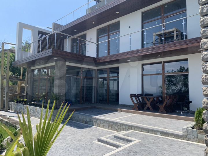 Дом 448 м² на участке 5,5 сот.