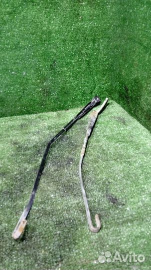 Поводок стеклоочистителя передний Renault Laguna