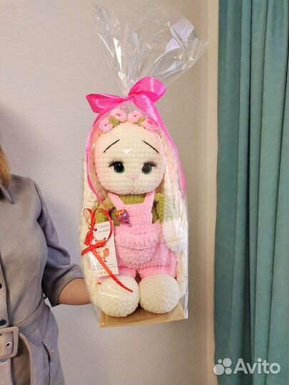 Плюшевый заяц вязаный