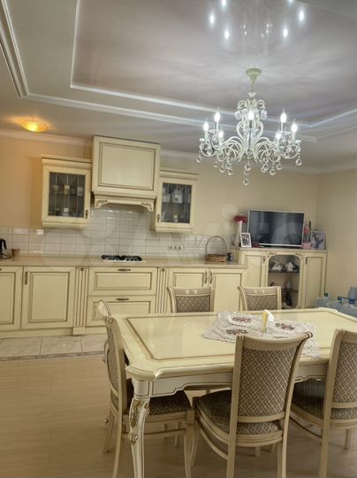 4-к. квартира, 210 м², 8/10 эт.