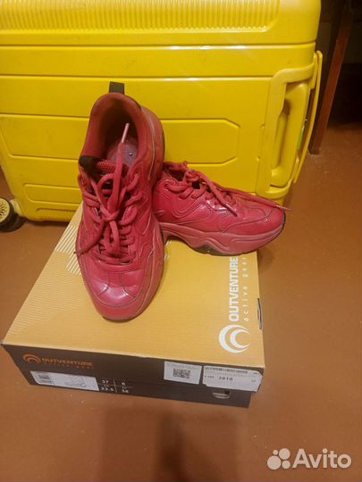 Кроссовки женские