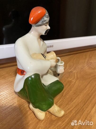 Статуэтка фарфоровая Казак с кувшином, Полонне