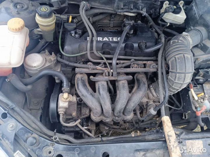 Ford Focus 1.6 МТ, 2004, битый, 300 000 км