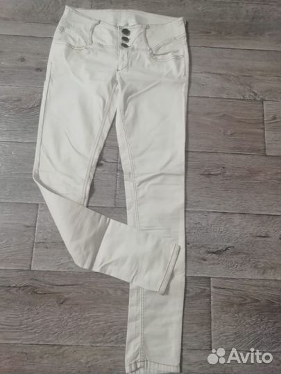 Джинсы белые