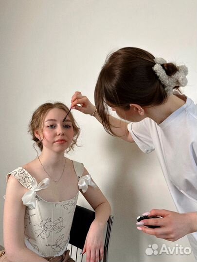 Модель на брови за расходники