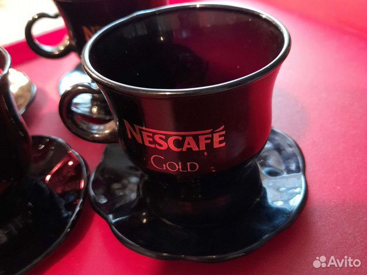 Кофейные чашки с блюдцами