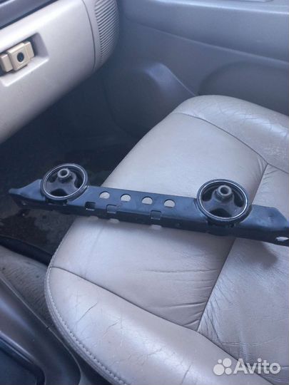 Подушка крепления двигателя 6G72 задняя