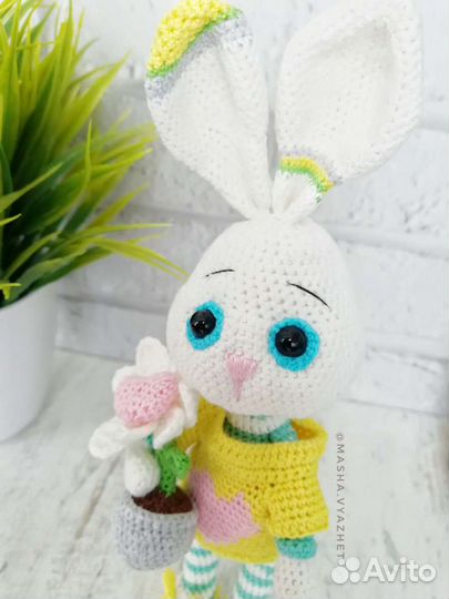 Вязаная игрушка Зайка
