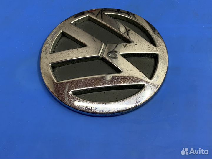 Эмблема на крышку багажника VW Sharan