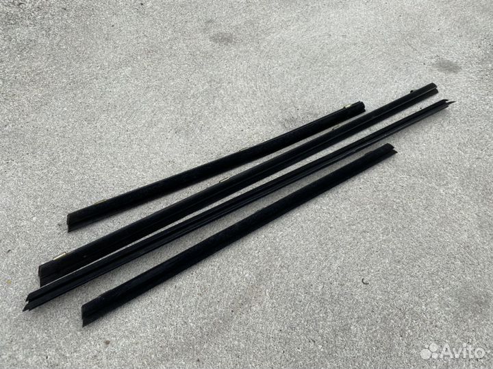 Резинки стёкол салонные w124 в отличном состе седа