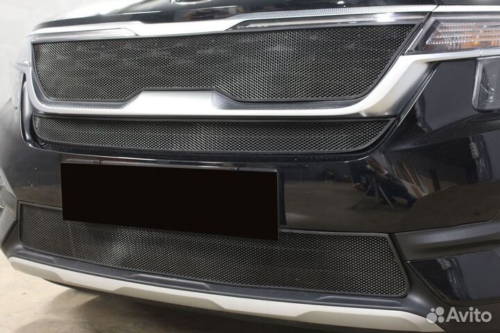 Защитная сетка радиатора середина черная Kia Selto