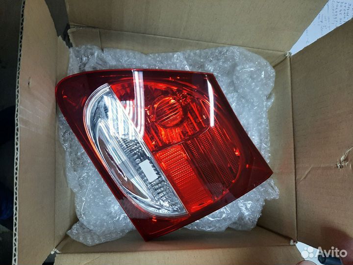 Фонарь задний правый внутренний 81581-30331