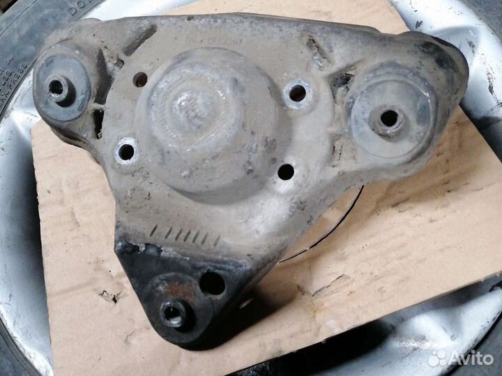 Кронштейн стойки Фольксваген Ауди Шкода