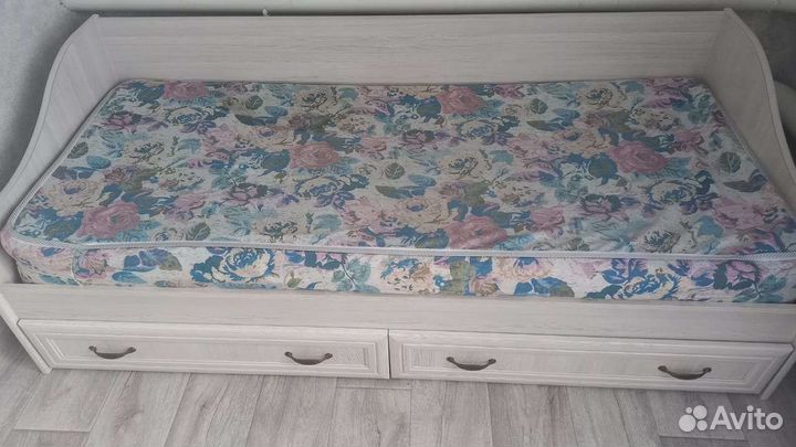 Кровать односпальная с матрасом и двумя ящиками
