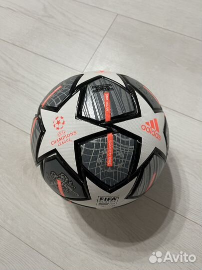 Футбольный мяч adidas