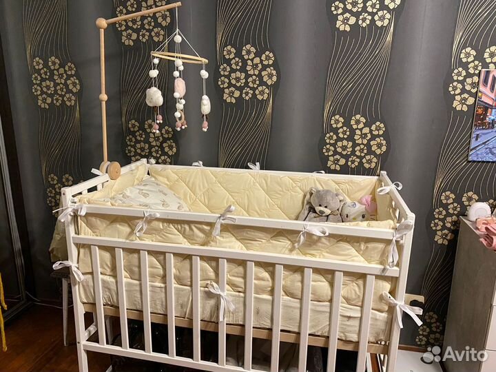 Детская кроватка с маятником