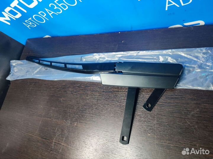 Поводок дворника правый Audi Q7