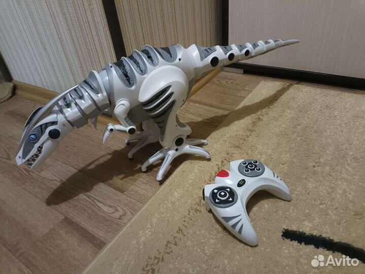 Робот динозавр