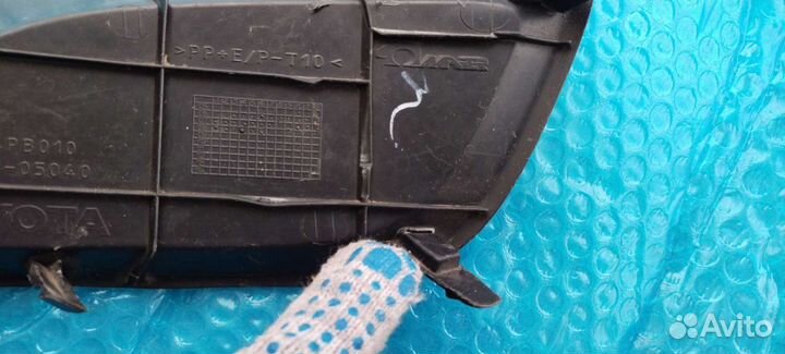 Заглушка противотуманной фары Авенсис 06-08 правая