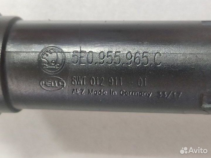 Форсунка омывателя фар передняя левая Skoda