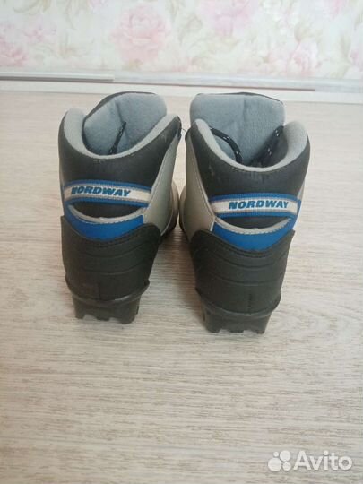 Лыжные ботинки 31 р. Палки 82 см