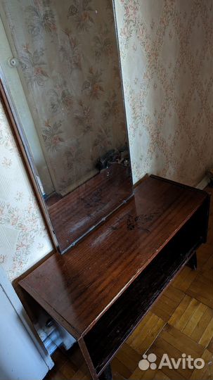 Трюмо с зеркалом