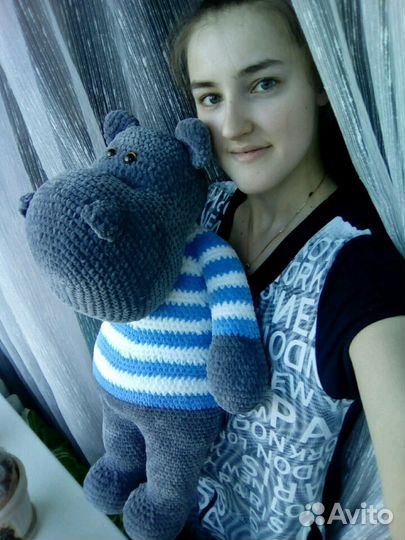 Большой плюшевый бегемот, вязаные игрушки, пледы