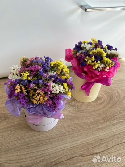 Букет из сухоцветов статицы в шляпной коробке