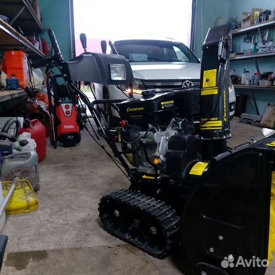 Снегоуборщик бензиновый гусеничный