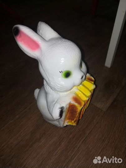 Мягкие игрушки и заяц копилка
