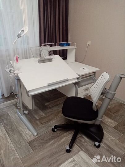 Растущая регулируемая парта для школьника. Наличие