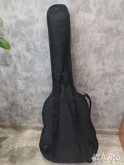 Продам классическую гитару с нейлоновыми струнами