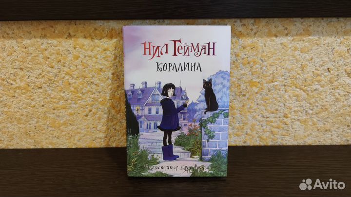 Книги для детей и подростков много